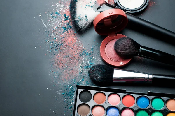 Conjunto de cosméticos decorativos para maquillaje sobre fondo oscuro — Foto de Stock
