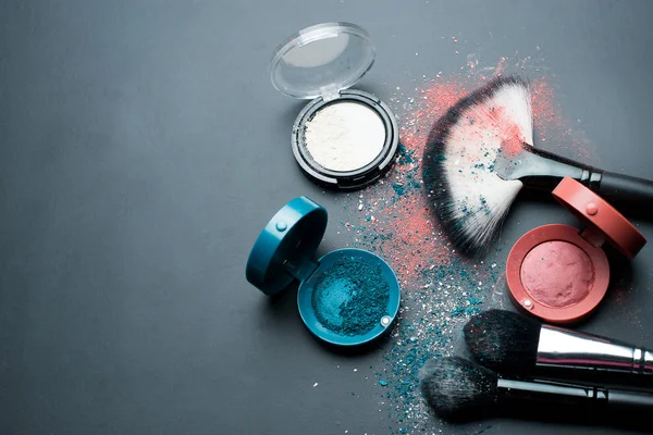 Conjunto de maquillaje cosmético sobre fondo oscuro — Foto de Stock