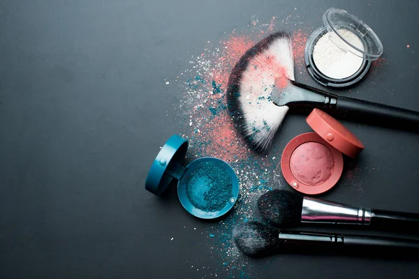 Conjunto de maquillaje cosmético sobre fondo oscuro — Foto de Stock