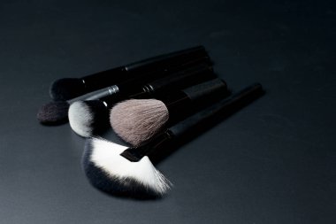 Üstten Görünüm. Makyaj fırçaları siyah arka plan üzerine ayarla