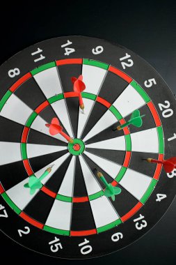 Dart ve okları siyah arka plan üzerine bir hedef bölüm
