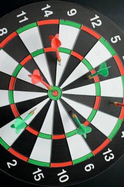 Dart ve okları siyah arka plan üzerine bir hedef bölüm