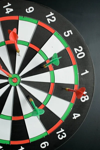 Dart ve okları siyah arka plan üzerine bir hedef bölüm