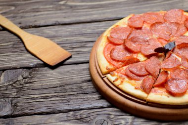 Metin için yer. Ev yapımı biberli pizza ahşap bir masa üzerinde.