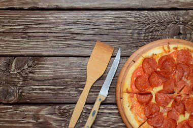 Lezzetli biberli pizza. Üstten Görünüm.