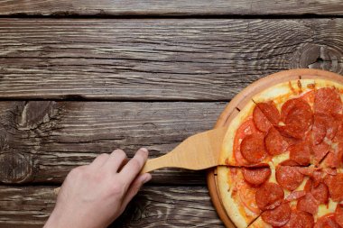 Lezzetli biberli pizza. Üstten Görünüm.