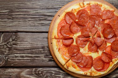 Ev yapımı biberli pizza ahşap oyun tahtası