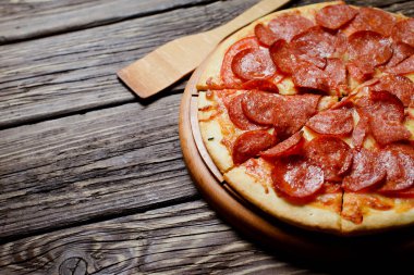Ev yapımı biberli pizza ahşap oyun tahtası