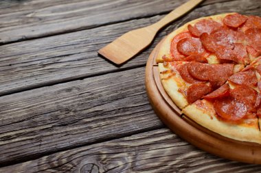 Ev yapımı biberli pizza ahşap oyun tahtası