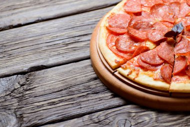 Ev yapımı biberli pizza ahşap oyun tahtası