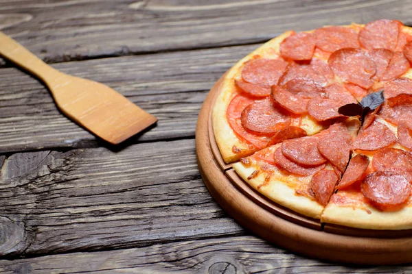 Metin için yer. Ev yapımı biberli pizza ahşap bir masa üzerinde.