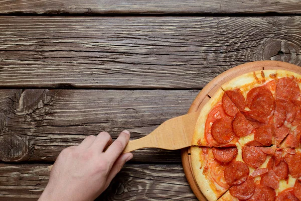 Lezzetli biberli pizza. Üstten Görünüm.