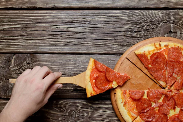 Lezzetli biberli pizza. Üstten Görünüm.