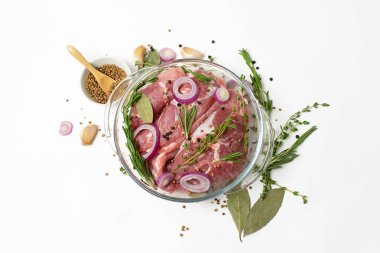 Otlar ve baharatlar ile şeffaf bir tencerede Çiğ et