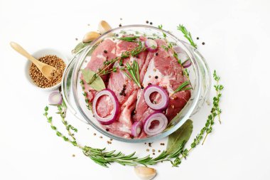  Otlar ve baharatlar beyaz zemin üzerine çiğ domuz eti