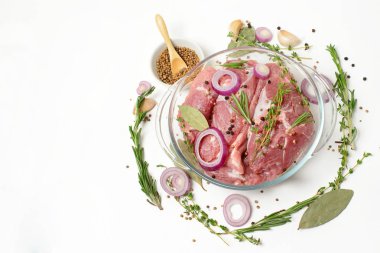 Mutfak konsepti. Taze et, otlar ve baharatlar beyaz arka plan üzerinde