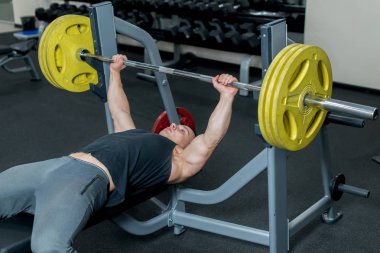 Vücut geliştirmeci dumbbells ile egzersiz jimnastik salonu. Spor kavramı. 