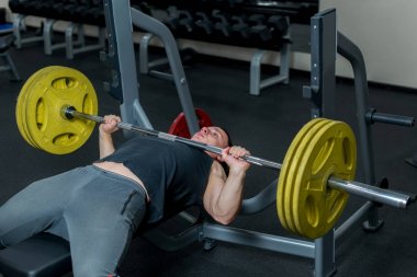 Adam jimnastik egzersizleri yapıyor. Spor kavramı. 