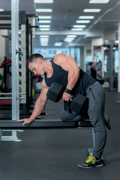 Bodybuilder i gymmet på löpbandet — Stockfoto