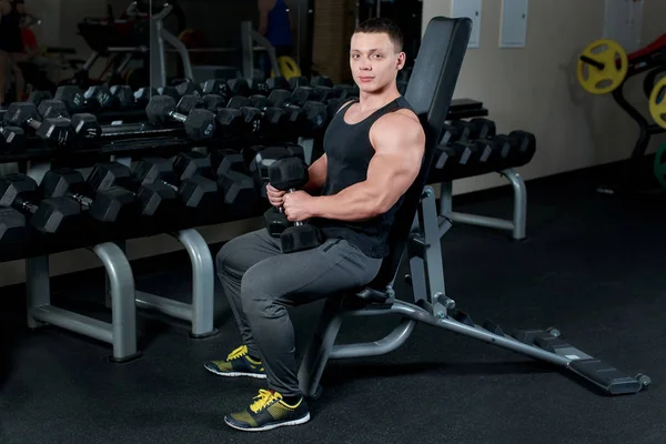 Mannen gymmet gör övningar. Sports koncept. — Stockfoto