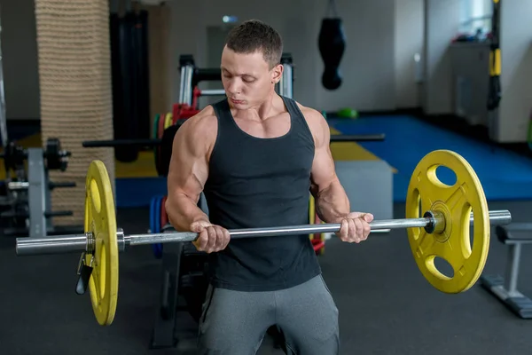 Bodybuilder in the gym — Stock Photo, Image