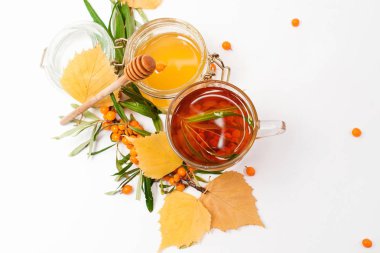 Tarçın, nane, masada kireç ile berrak bir cam Fincan Lezzetli sıcak deniz dikeni çay, closeup