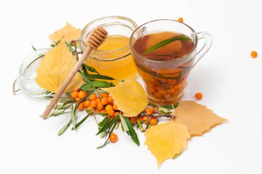 Tarçın, nane, masada kireç ile berrak bir cam Fincan Lezzetli sıcak deniz dikeni çay, closeup