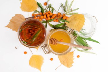 Tarçın, nane, masada kireç ile berrak bir cam Fincan Lezzetli sıcak deniz dikeni çay, closeup