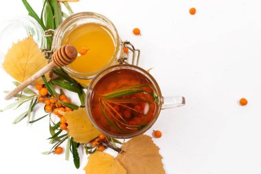 Tarçın, nane, masada kireç ile berrak bir cam Fincan Lezzetli sıcak deniz dikeni çay, closeup