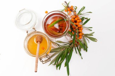 Tarçın, nane, masada kireç ile berrak bir cam Fincan Lezzetli sıcak deniz dikeni çay, closeup