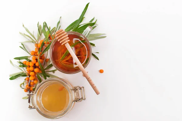 Tarçın, nane, masada kireç ile berrak bir cam Fincan Lezzetli sıcak deniz dikeni çay, closeup
