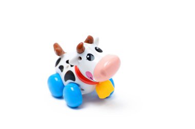 Beyaz bir arka plan üzerinde plastik oyuncak inek