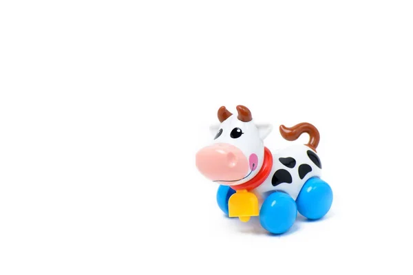 Пластикова іграшкова корова на білому тлі — стокове фото