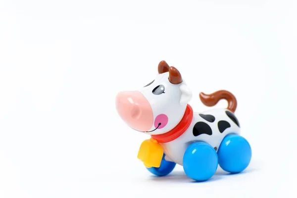 白い背景の上のプラスチックのおもちゃ牛 — ストック写真