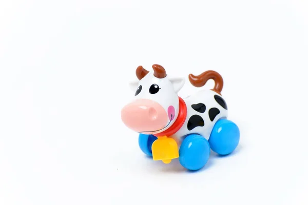 Vaca brinquedo de plástico em um fundo branco — Fotografia de Stock