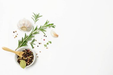 Beyaz arka planda çeşitli otlar ve baharatlar
