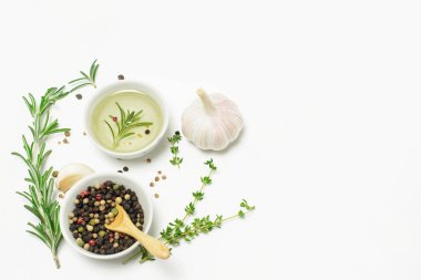 Otlar ve baharatlar beyaz arka plan üzerinde bir dizi