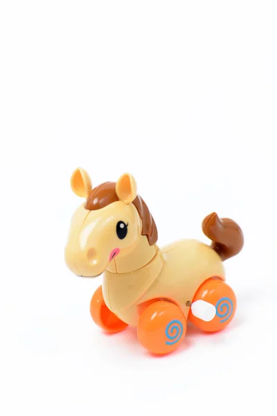 Годинник Пластикова іграшка жовтий кінь — стокове фото