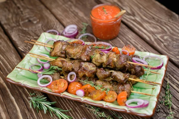 Šíš kebab salát na tmavý dřevěný stůl a vepřové. — Stock fotografie