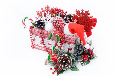 Hediye kutusu ile çeşitli Noel aksesuarlar