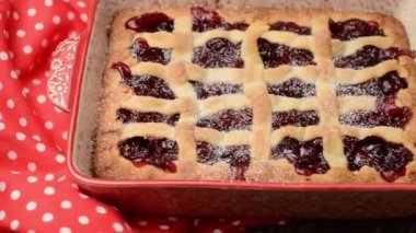 Vişneli tart masada. Üstten Görünüm