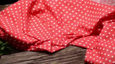 Kirazlı turta masaya koy