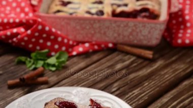 Ahşap bir masa üzerinde güzel bir plaka üzerinde ev yapımı vişneli tart