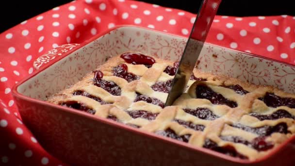 Mit Einem Messer Geschnitten Hausgemachte Kirschtorte — Stockvideo