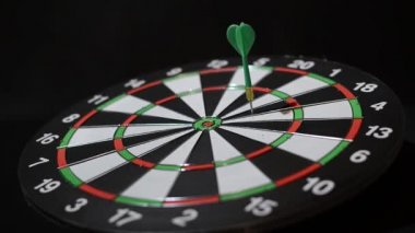 Ok hedefe nişan al. Dart.