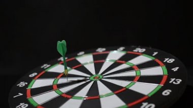 Ok hedefe nişan al. Dart.