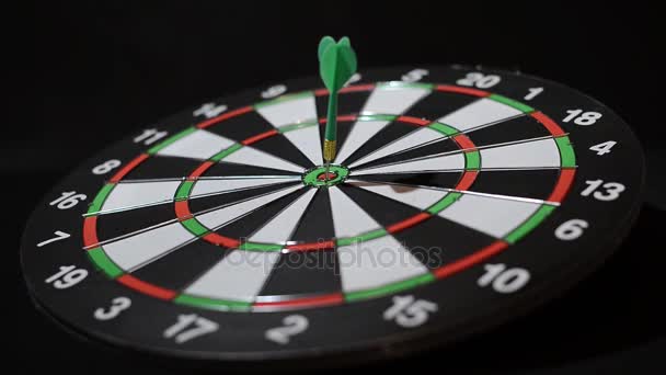 Darts Spiel Pfeile Fliegen Zum Ziel — Stockvideo