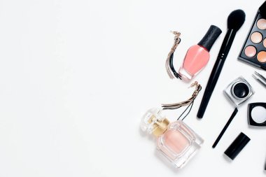 Makyaj ve aksesuarlar beyaz bir arka plan üzerinde