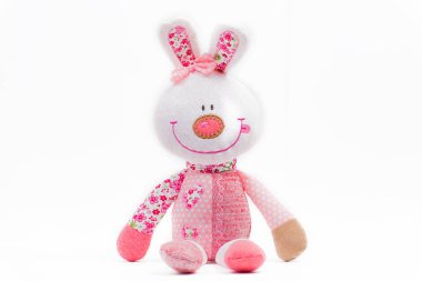 Beyaz arka plan üzerinde yumuşak oyuncak tavşan