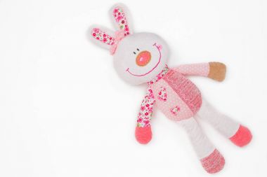 beyaz zemin üzerinde oyuncak tavşan